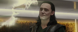 Loki observa la ilusión de Frigga desaparecer