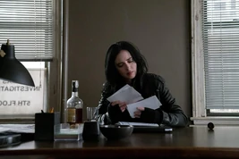 Jessica Jones reading letters S3