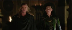 Thor libera a Loki para salir de Asgard.
