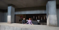 Чёрный гром и  смотрят на .