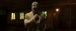 Grant invoca su propio traje.