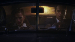 Edwin Jarvis y Peggy Carter escapan de una explosion