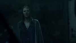 Karen Page bajo la lluvia