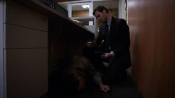 Уорд обыскивает тело бойца Талбота