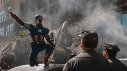 Capitan America liderando a los policias