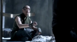 Карнак говорит  , чтобы он убрал флаг