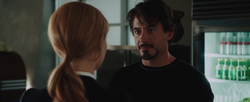 Stark teniendo una conversacion con Pepper - Iron Man