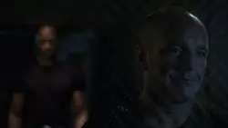 Сардж ухмыляется