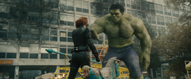 Hulk y Natasha en Sokovia