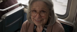 La anciana Skrull le sonríe a Danvers