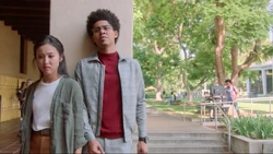 Уайлдер и  наблюдают за прошлыми версиями себя.