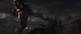 Thanos le da una patada a Thor