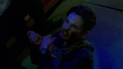 Руссо яростно сражается против .