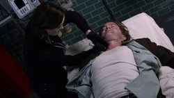 Симмонс пытается спасти жизнь 