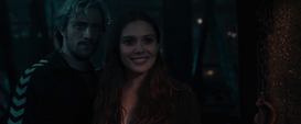 Wanda sonriendo y Pietro detras