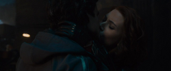 Banner y Romanoff besándose