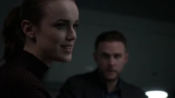 Симмонс демонстрирует коллегам 