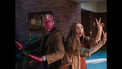 Visión y Maximoff sienten las contracciones.