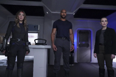 Johnson, Mackenzie y Simmons ven despertar al señuelo de Coulson.