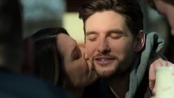 Руссо игриво поцеловала .