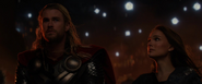 Thor y Foster en el funeral de los Asgardianos caídos.