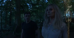  готовится атаковать Икариса.