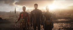 T Challa Shuri y Okoye delante del ejército de Wakanda