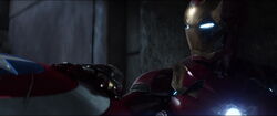 Железный человек перенимает инициативу в схватке с .