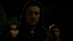 Руссо находит раненную .