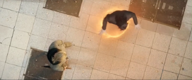 Loki a punto de ser capturado por un portal.