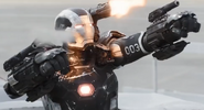 Rhodes utiliza sus armas contra Giant-Man.