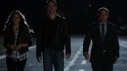 Команда прибывает на место похищения Холла