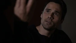 Уорд разговаривает с Гарреттом