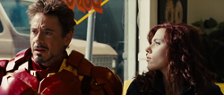 Romanoff al lado de Stark