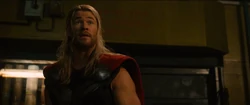Thor intenta convencer a Ultrón de detener sus planes.