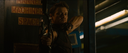 Hawkeye lucha contra soldados de Klaue