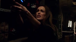 Симмонс стреляет из убаюшки