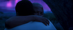 T'Chaka abraza a su hijo