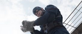 Capitán América con manos enredadas