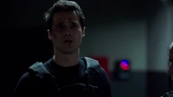 Уорд наблюдает за арестом Гарретта