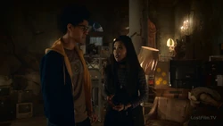  предупреждает Уайлдера о прибытии 