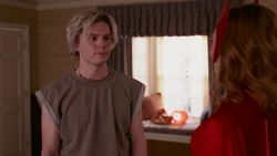 Бонер разговаривает с .