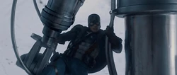 Rogers se sostiene del Valquiria.