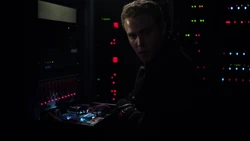 Фитц устанавливает трансивер на сервер Лаура-Крик