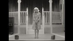 Jones presentado a Maximoff y Visión.