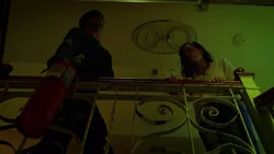 Murdock deja caer un extintor en la cabeza de un mafioso.