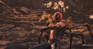 Parker se apoya de sus patas de araña para ayudar a someter a Thanos.