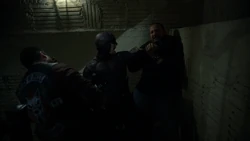 Daredevil lucha contra los Perros del Infierno.