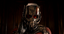 Scott usa casco de Ant-Man