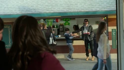 У Руссо проводит день с семьей Каслов.